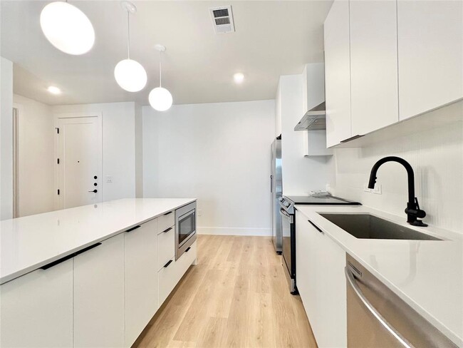 Building Photo - 1701 Simond Ave