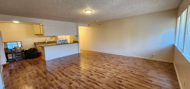Foto del edificio - Large 2 Bedroom 1 Bath Apartment 66th Aven...