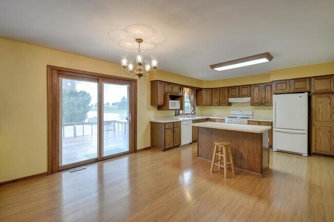 Building Photo - Spacious 4-Bedroom Home with Attached Garage in Salem Lakes