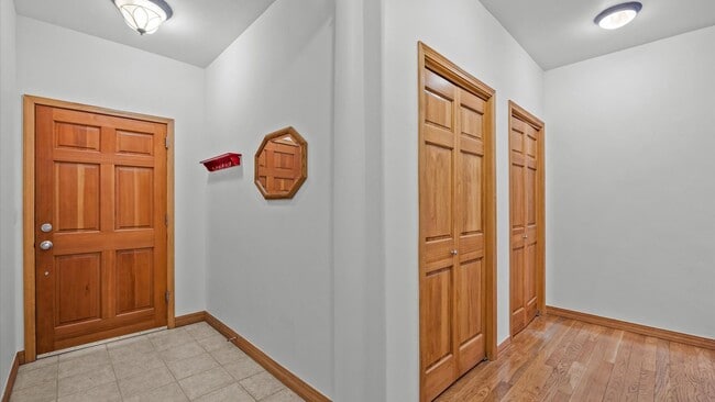 Building Photo - Charming 2-Bedroom Apartment in a Convenie...