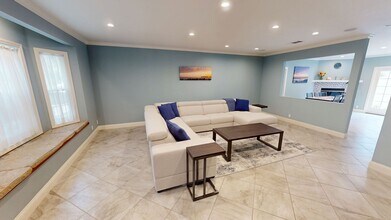 Building Photo - 925 10th St