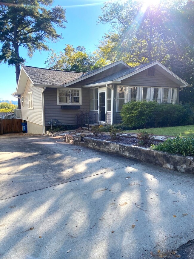 Building Photo - 907 Irving Rd