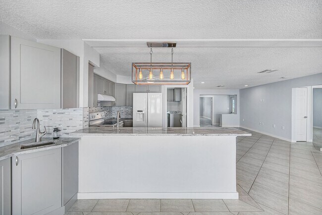 Foto del edificio - Waterfront 3BR/2BA Home – Walk to Beach + Boat Lift – $500 Off!