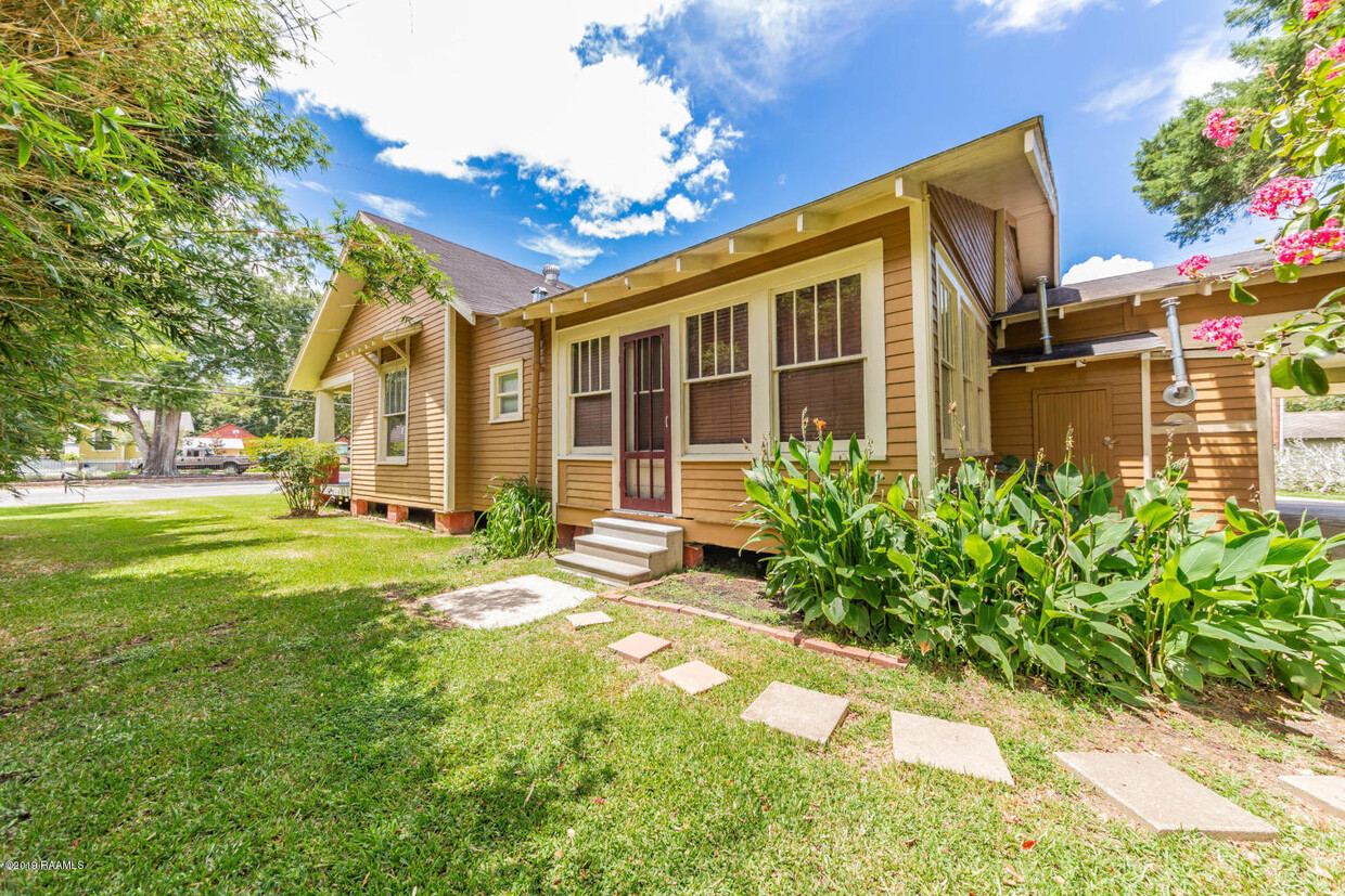 Primary Photo - 121 Patin St