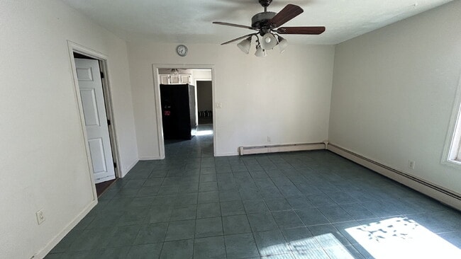 Building Photo - Spacious 4-Bedroom Apartment for Rent in S...
