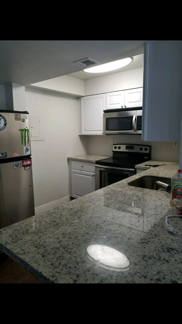 Foto del edificio - TWO BEDROOM TWO BATHROOM!!  WATERFRONT COMMUNITY