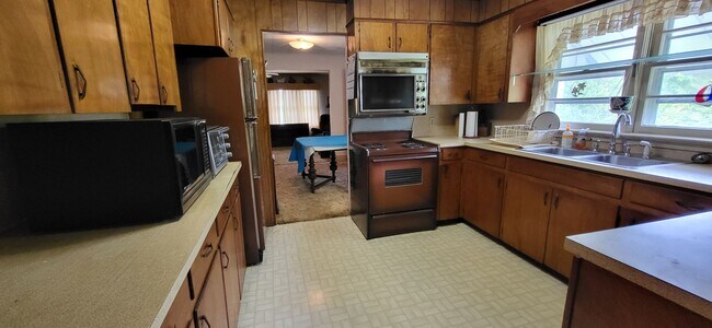 Foto del edificio - 2-bedroom, 1-bath partially furnished home