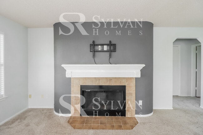 Building Photo - Your dream home awaits!