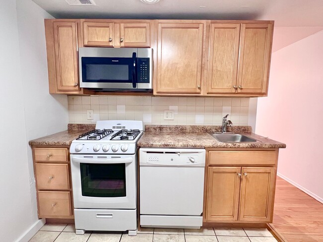 Building Photo - Spacious 1 BR w/ Private Entrance & Renovated Bath and Kitchen!