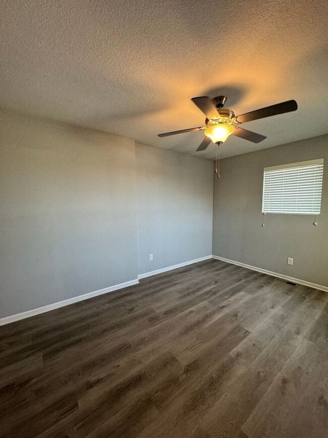 Building Photo - Beautiful 2/2.5 Duplex in Blue Springs!