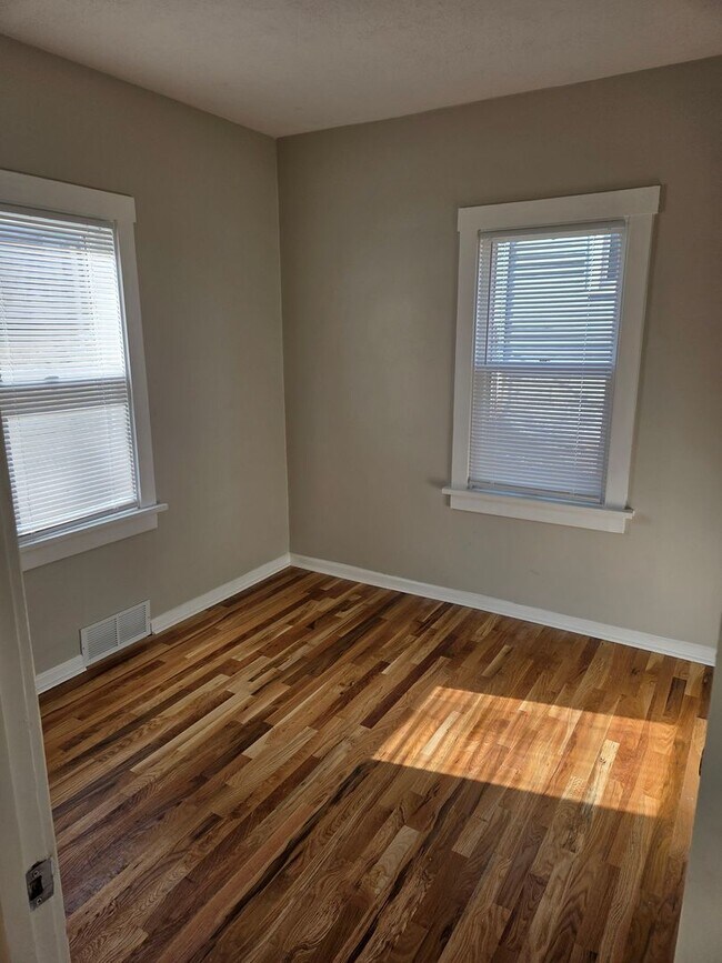 Foto del edificio - Aksarben 3 bed 2 bath 1 car garage newly remodeled, witb a fenced in backyard!