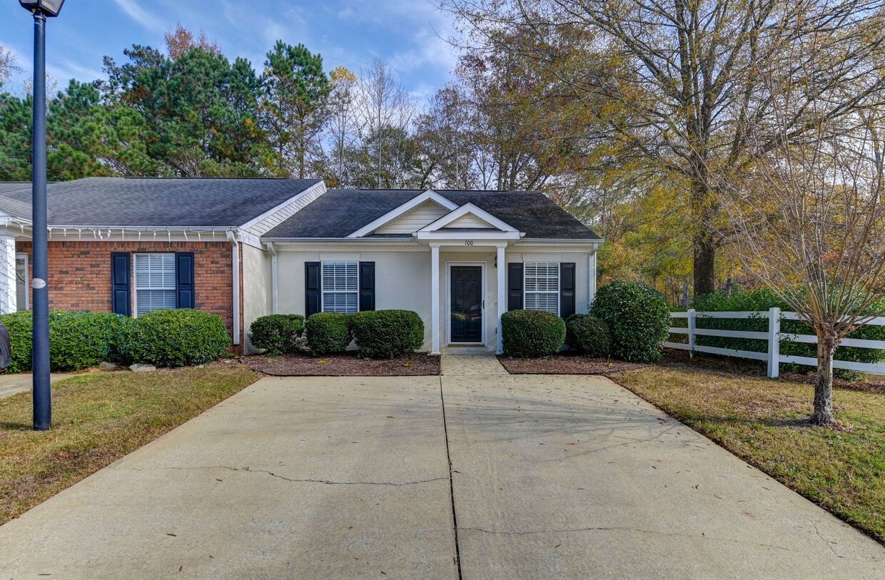 Foto principal - Charming End-Unit Patio Home Minutes from the Heart of Lexington