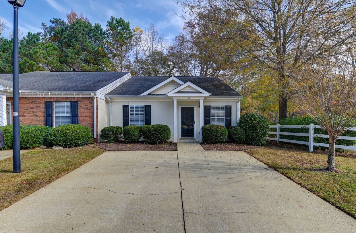 Primary Photo - Charming End-Unit Patio Home Minutes from the Heart of Lexington
