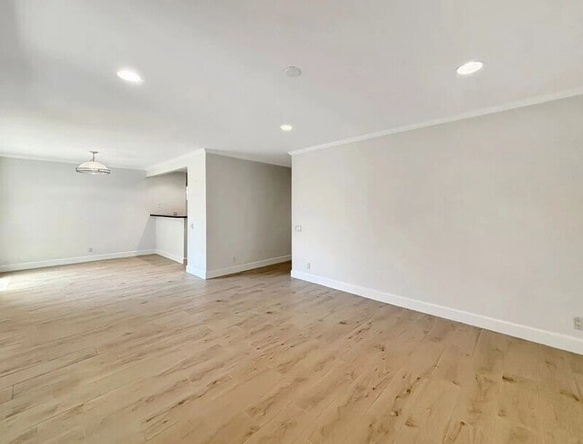 Building Photo - 8503 Villa La Jolla Dr
