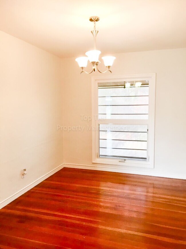 Building Photo - Charming 2 Bd/1 Ba (plus a bonus room) sin...