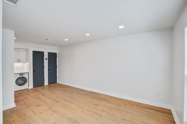 Building Photo - 2494 Etiwan Ave