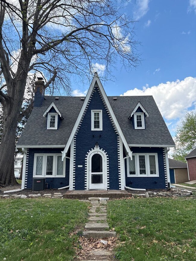 Foto del edificio - Butler Beauty on the Knoll!  6BR/3BA ready to go for next school year.