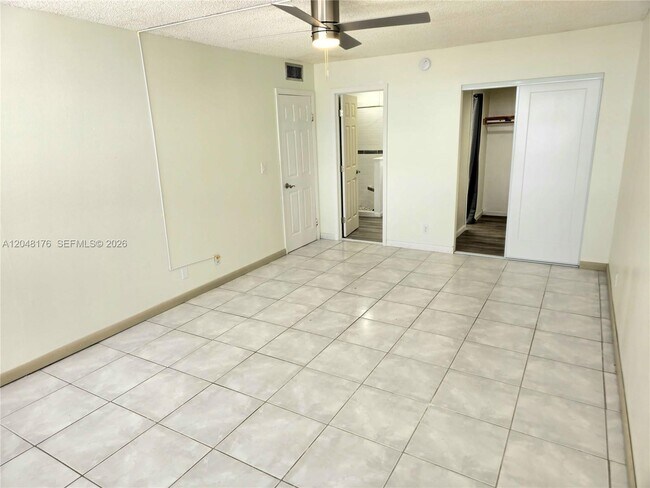 Foto del edificio - 2025 NE 164th St
