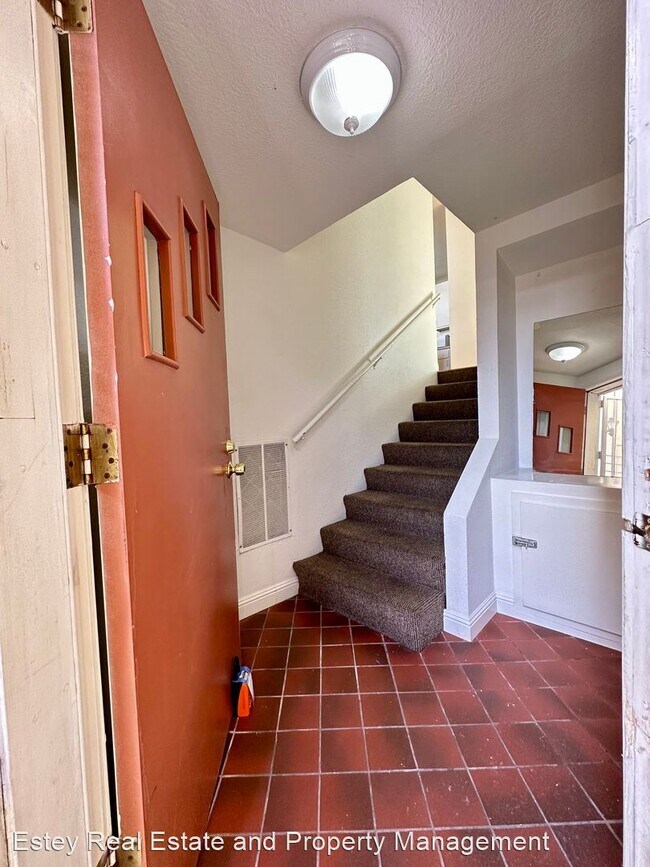 Building Photo - 2 br, 2 bath House - 300 Locust drive #4