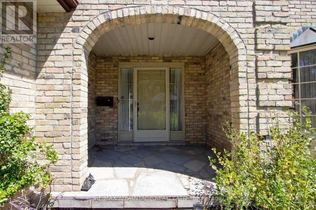 Building Photo - 15 Sprucedale Ct