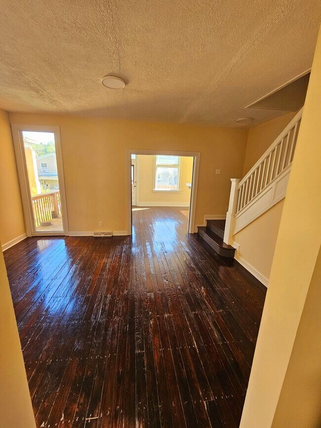 Foto del edificio - 507-507 Russellwood Ave