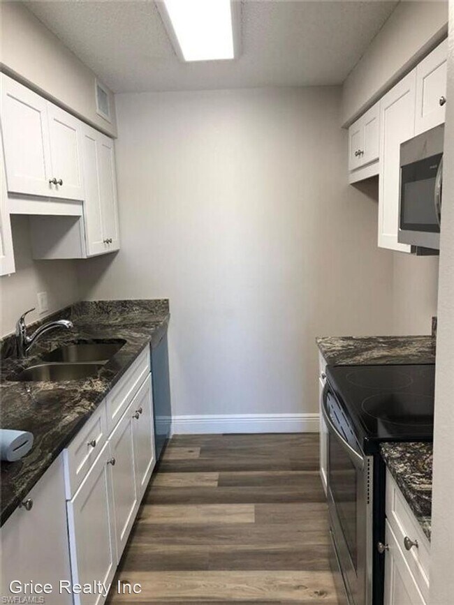 Building Photo - 1 br, 1 bath House - 5315 Summerlin Rd. #1505