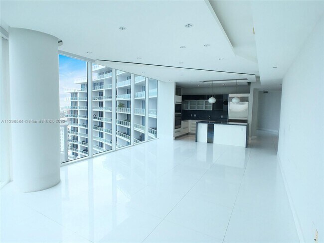 Building Photo - 2020 N Bayshore Dr
