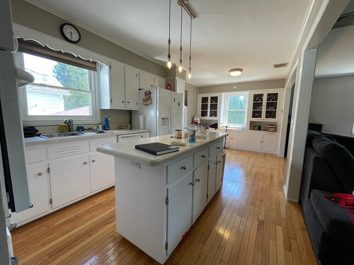 Extra large kitchen - 227 Bristol St