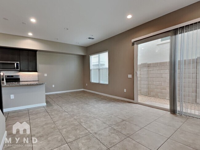 Foto del edificio - 4839 E Village Dr