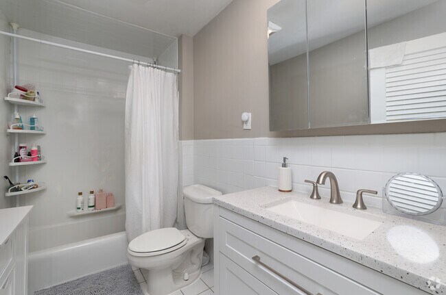 2 habitaciones, 1 baño - 850 pies cuadrados - Baño - Malom Trust Apartments