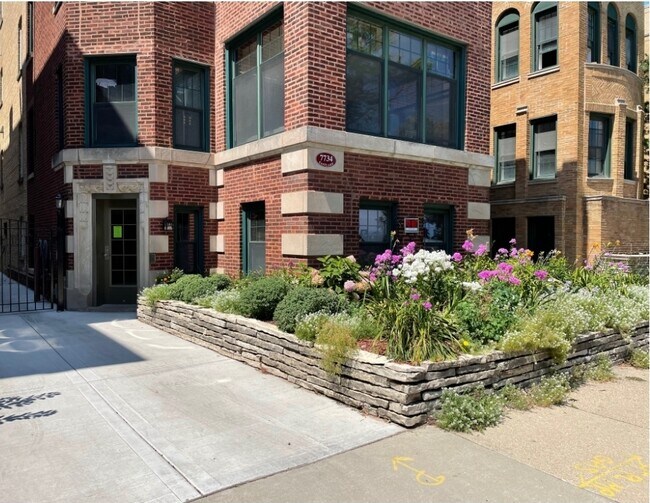Building Photo - 7734 N Eastlake Terrace