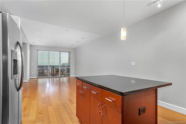 Kitchen w/Island - 333 W Trade St