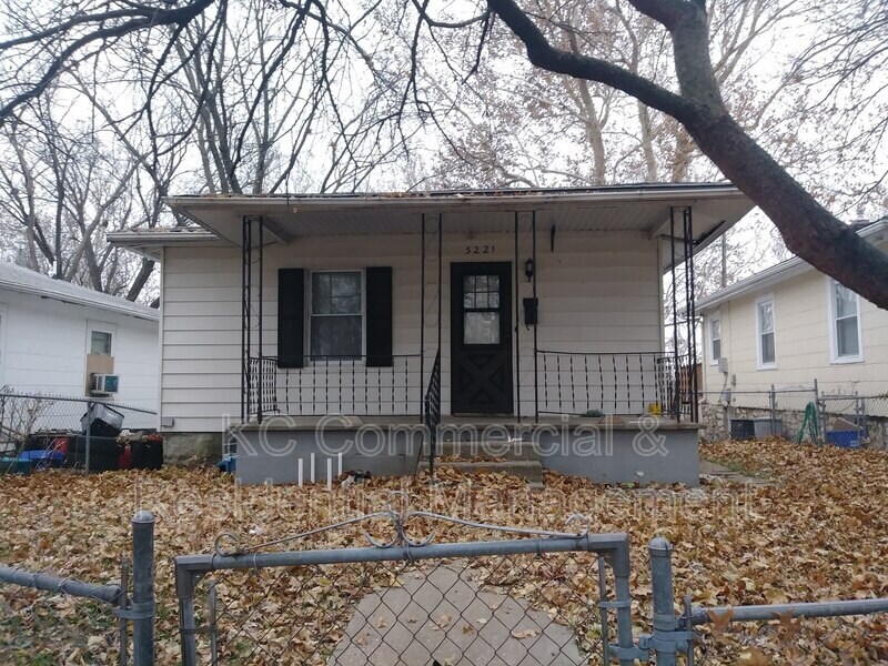 Primary Photo - 5221 Gladstone Blvd