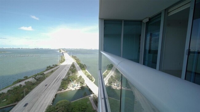 Foto del edificio - 601 NE 36th St