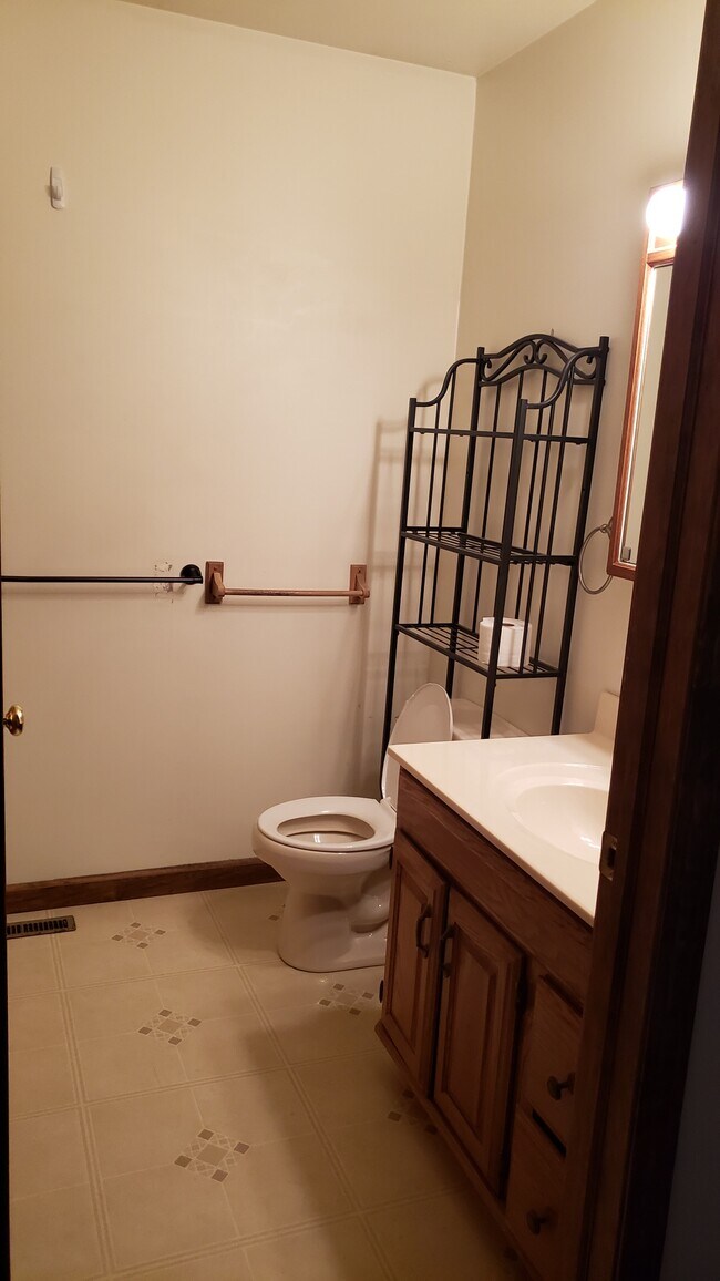 Bathroom - 1550 Kaiser Ave