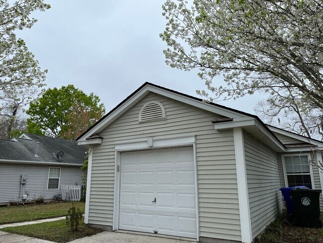 Building Photo - Single story home in Shadowmoss!