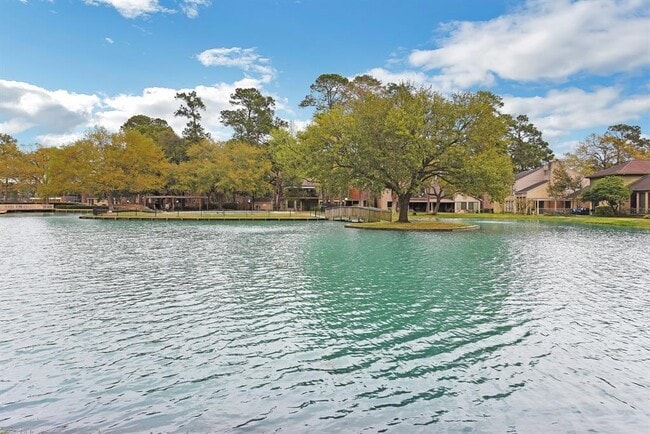 Building Photo - 201 Old Bridge Lake