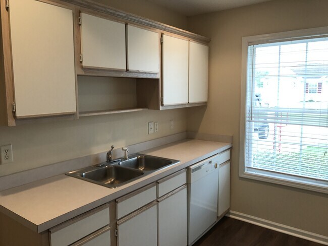 Building Photo - Pet Friendly 3 Bedroom, 2 Bath Home with G...