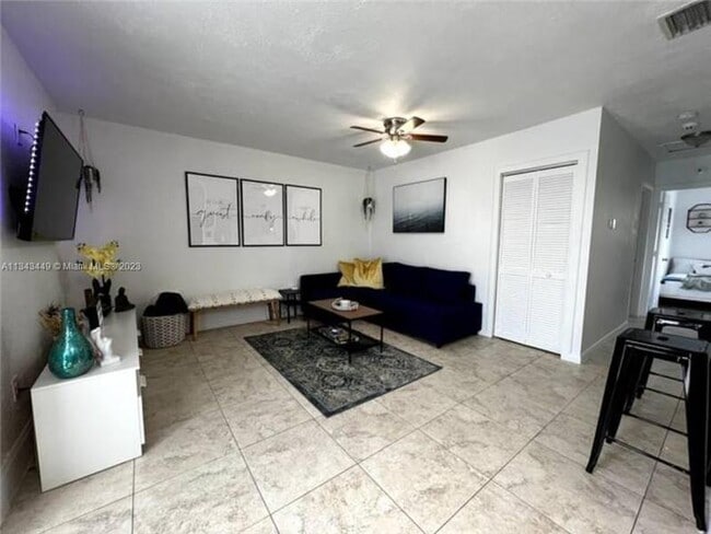 Foto del edificio - 7570 Simms St