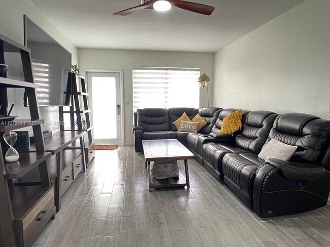 Building Photo - 1430 NE 149th St