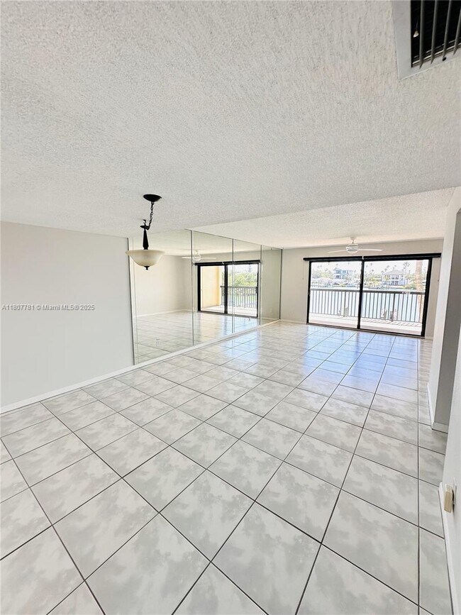 Building Photo - 3111 Pass a Grille Way