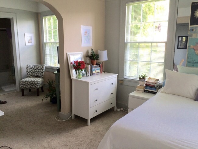 Building Photo - Steps from Audubon Park!!! Natural light, appliances included, Laundry on site