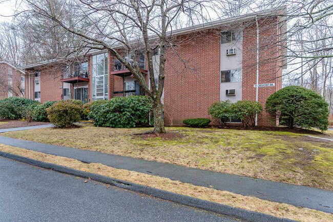 Building Photo - 11 Crescent Dr
