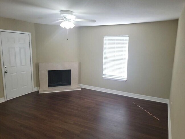 Building Photo - 7597 Fallbrook Dr