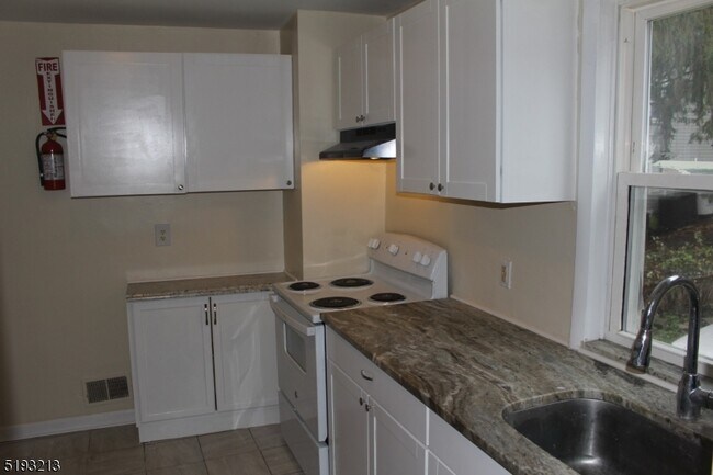 Foto del edificio - 335 Rutherford Ave