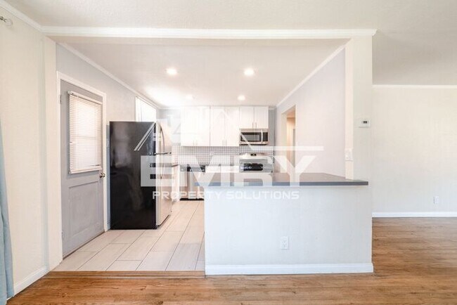 Foto del edificio - Upgraded 3 bed 1 bath unit in Los Angeles 90063