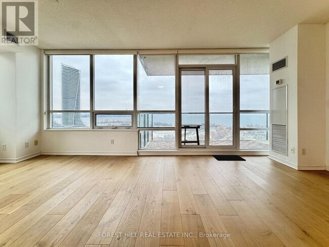 Photo du bâtiment - 2240 Lake Shore Blvd W