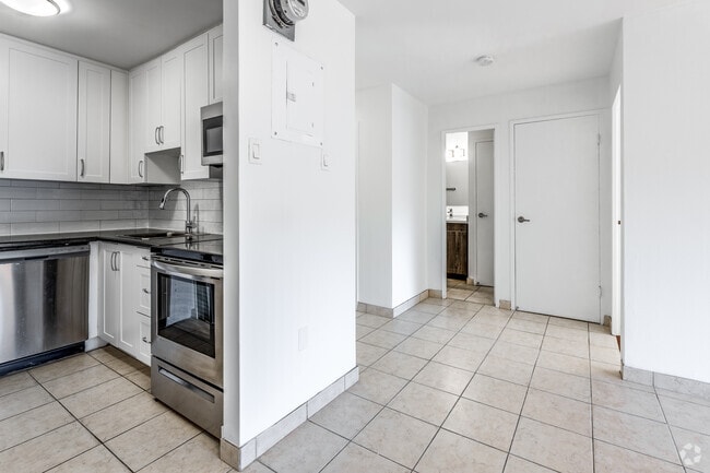 1BR, 1BA - 690SF - Kitchen/Hallway - 530 PROUDFOOT LANE
