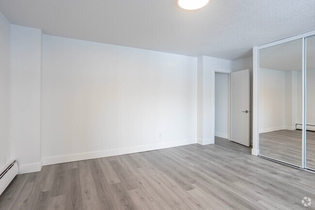2BR, 1BA - 1014SF - York Tower
