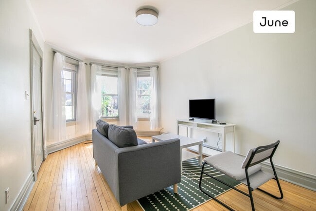 Foto del edificio - ROOM ONLY in 2-bed/1.0-bath Home